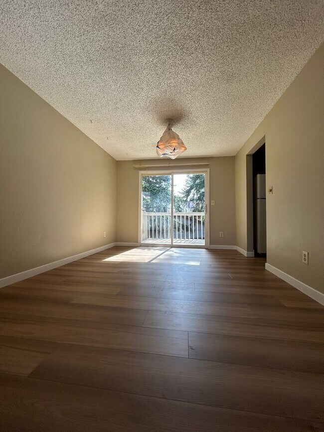 Foto del edificio - Renovated 3 Bed, 2.5 bath home w/2-car gar...