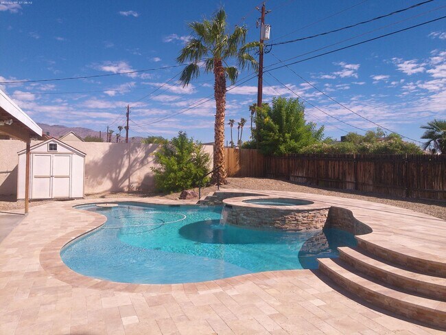 Building Photo - Pool Home 3 bedroom 2 bathroom Long term