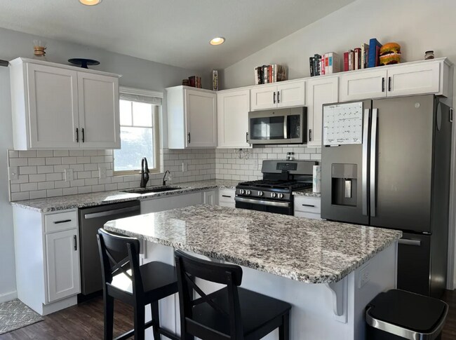 Foto del edificio - Modern 4-Bed Duplex | 2 Car Garage & Finis...