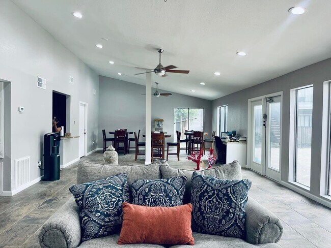 Foto del edificio - 420 Garland Dr