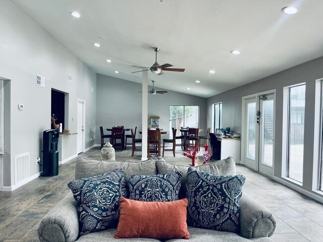 Building Photo - 420 Garland Dr