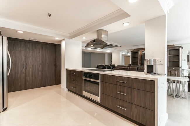 Building Photo - 1155 Hillsboro Mile