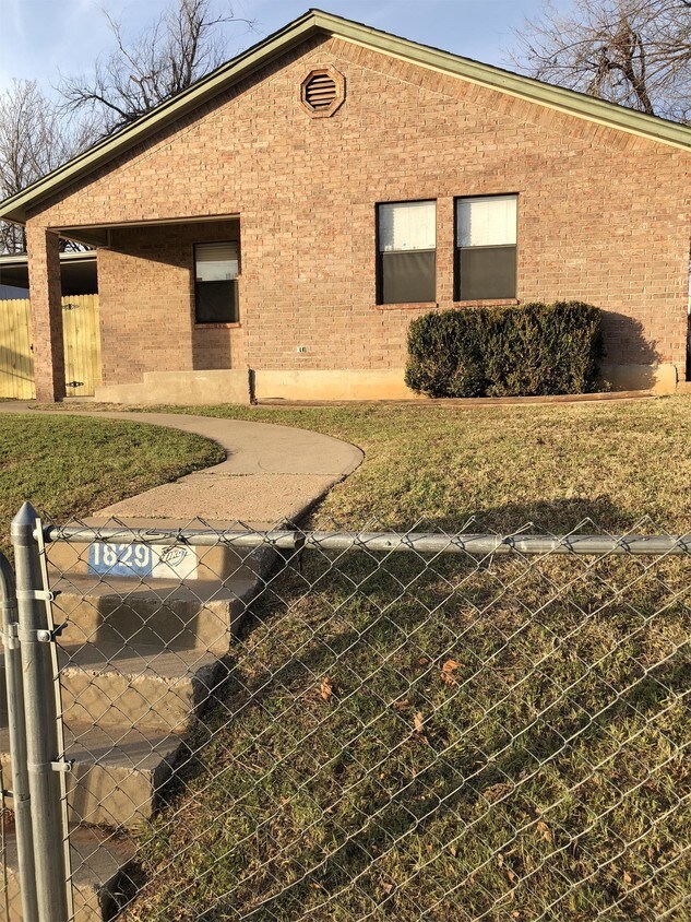 Foto principal - 1829 NW 9th St