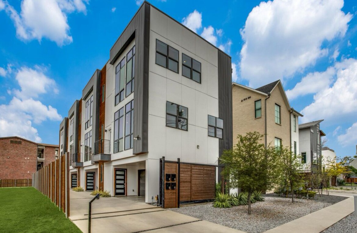 Primary Photo - 2307 N Carroll Ave