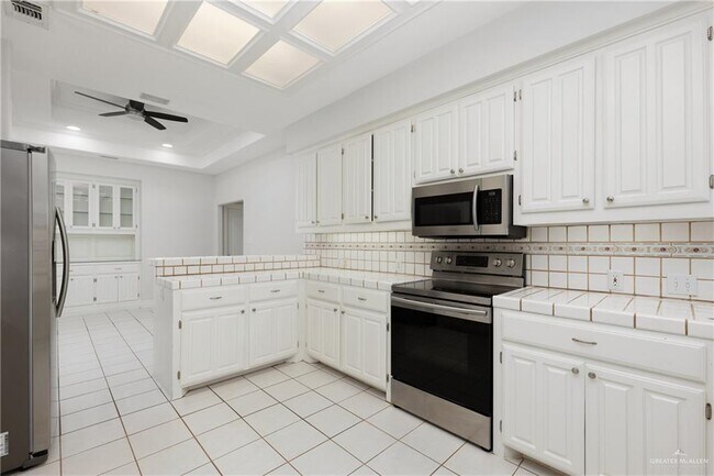 Building Photo - 404 E Cardinal Ave
