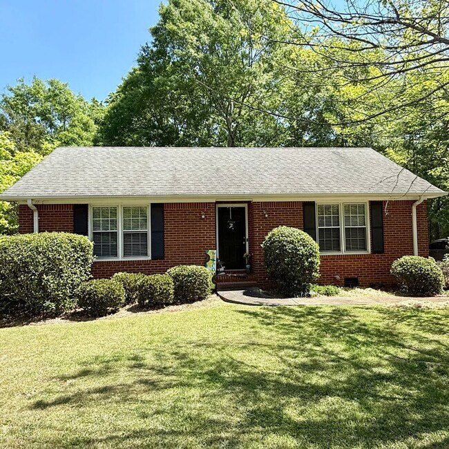Foto del edificio - Charming 2-bedroom, 1-bathroom Brick Home Available July 2026