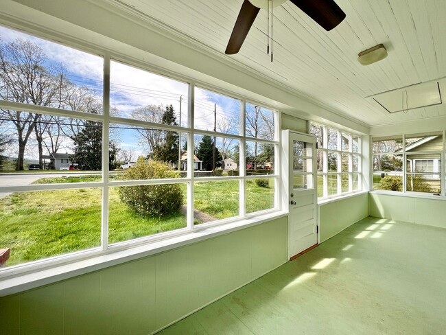 Foto del edificio - Charming 2 Bedroom Home - All utilities in...
