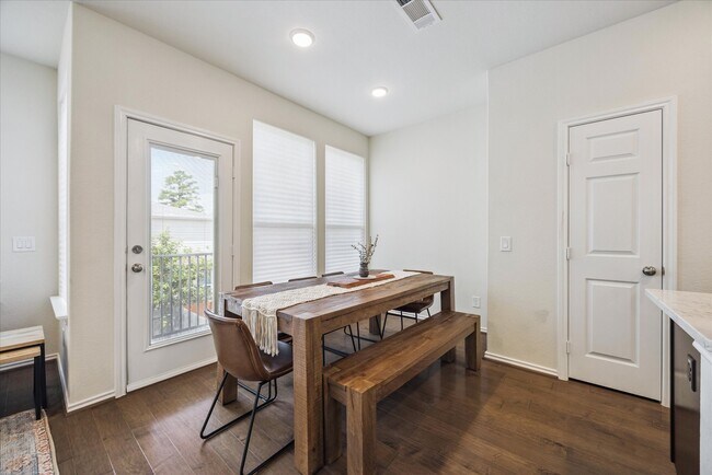 Building Photo - 1817 Agoura Hills Dr