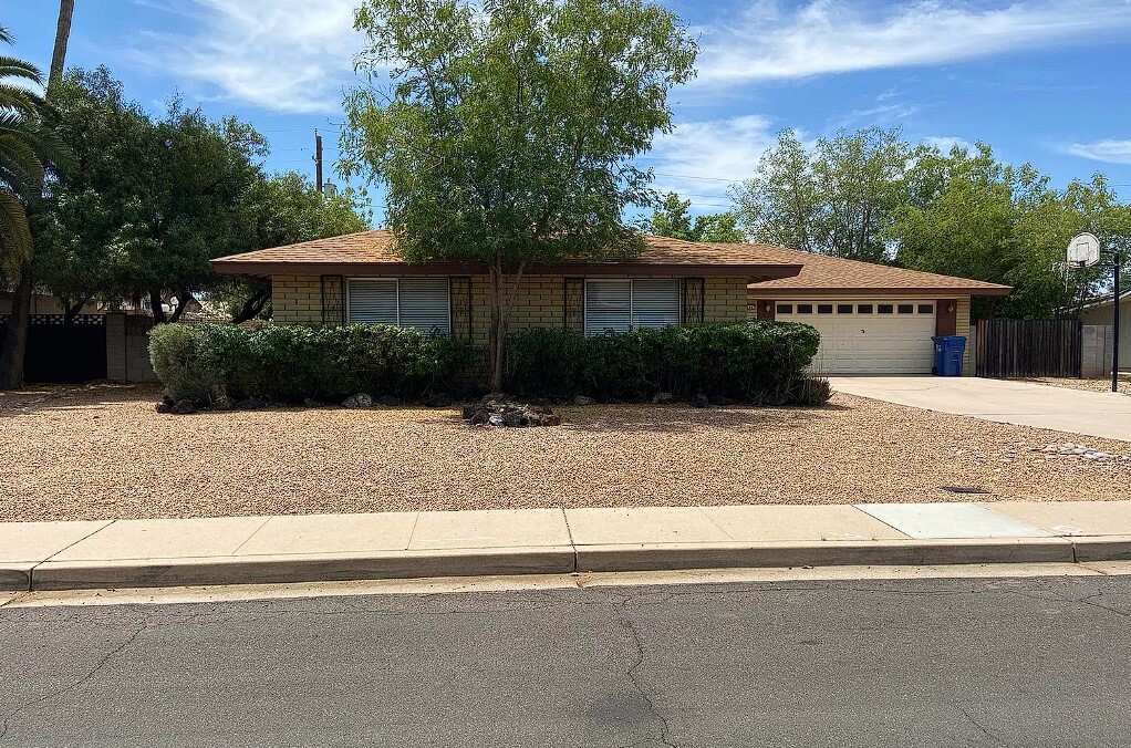Primary Photo - 1047 E Alameda Dr