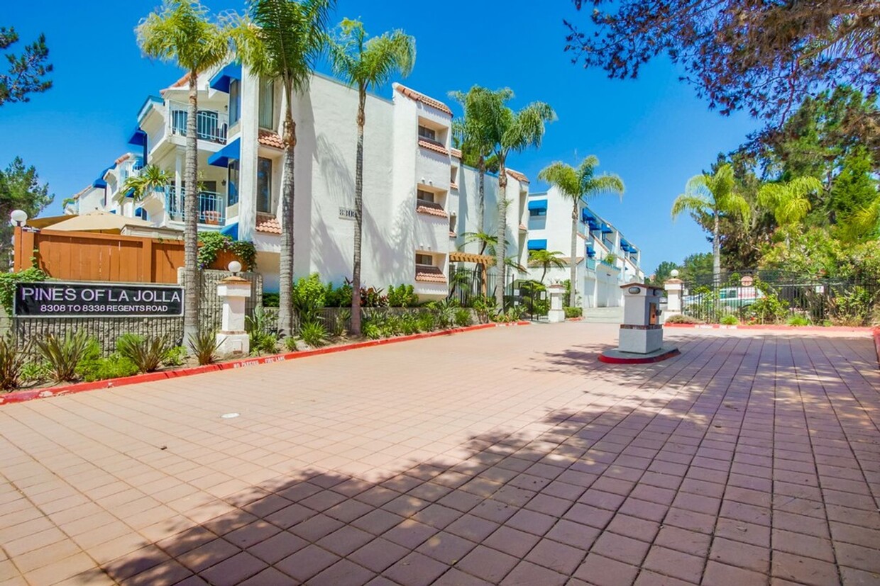 Foto principal - $2,950 - 2 Bed / 2 Bath Ground Floor Condo...