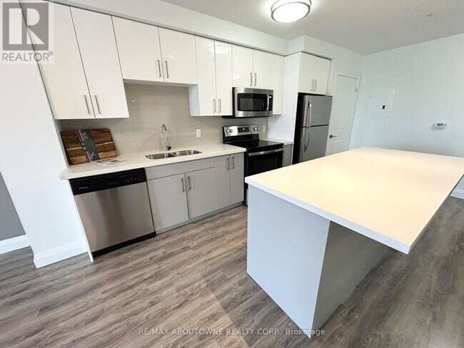 Building Photo - 460 Belmont Ave W