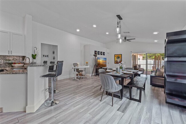 Building Photo - 1356 Presidio Dr