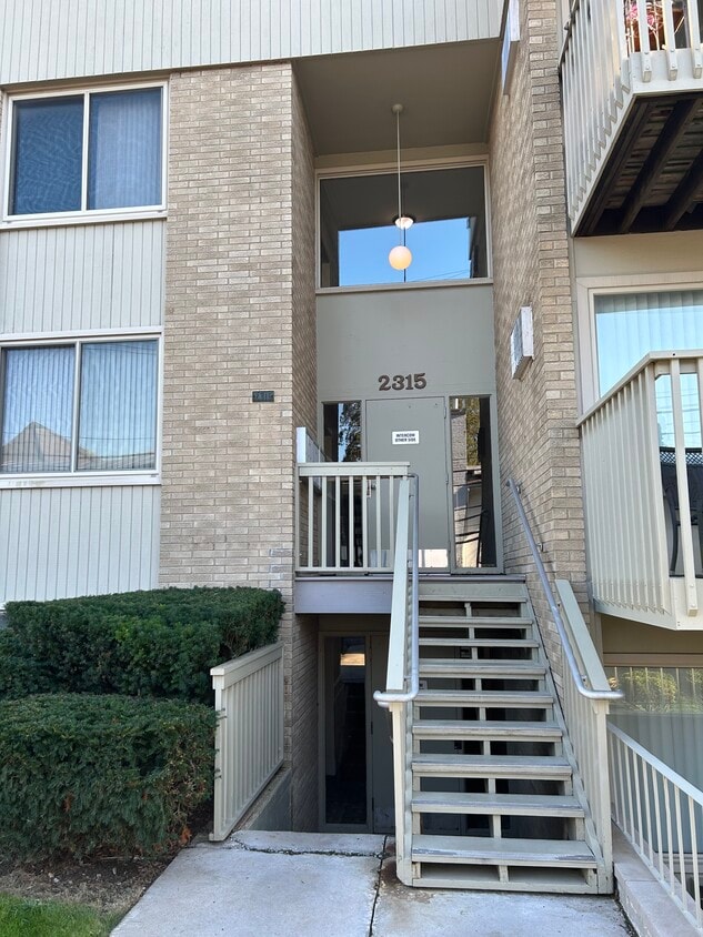 2 Bedroom near Packard and Stadium ,Newly remodeled bathroom,heating and water included, - 2315 Packard St