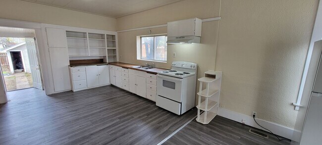 Building Photo - Great 3 bed home with garage