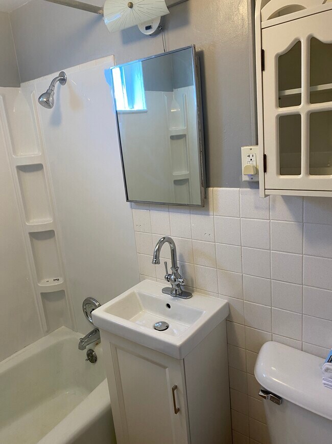 Foto del edificio - 424 E 7th St
