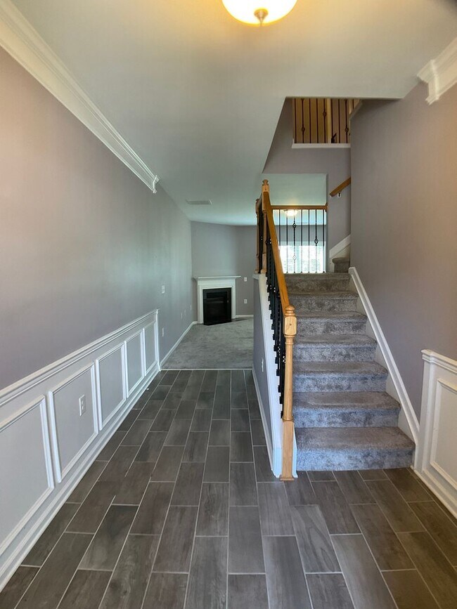 Building Photo - Gorgeous Townhome in Brier Crossings!