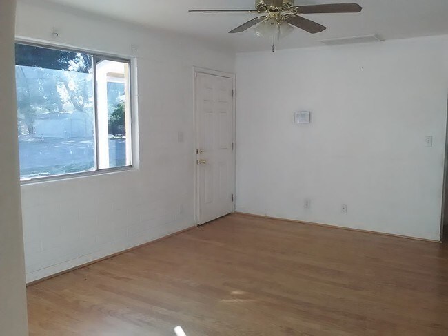 Foto del edificio - 2220 W Morten Ave