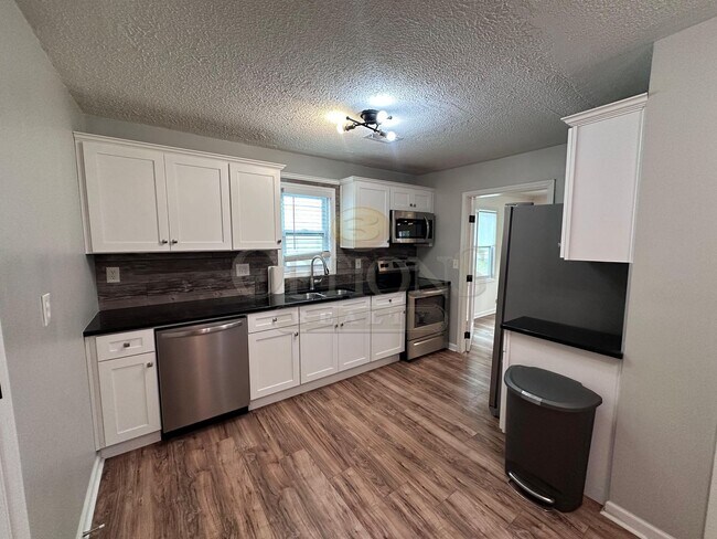 Foto del edificio - 3 Bedroom Home in Oakland City