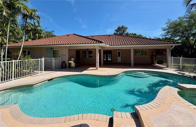 Foto del edificio - 4881 SW Lake Grove Cir