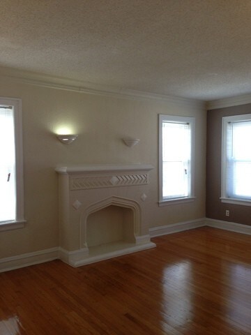 Building Photo - 725 W 111th St