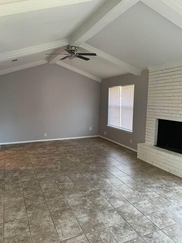 Foto principal - Duplex - Stunning 3 bedroom 2 bath
