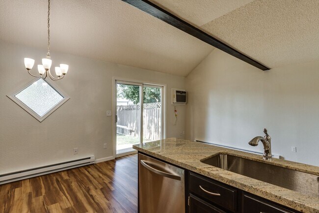 Foto del edificio - Crestline Triplex