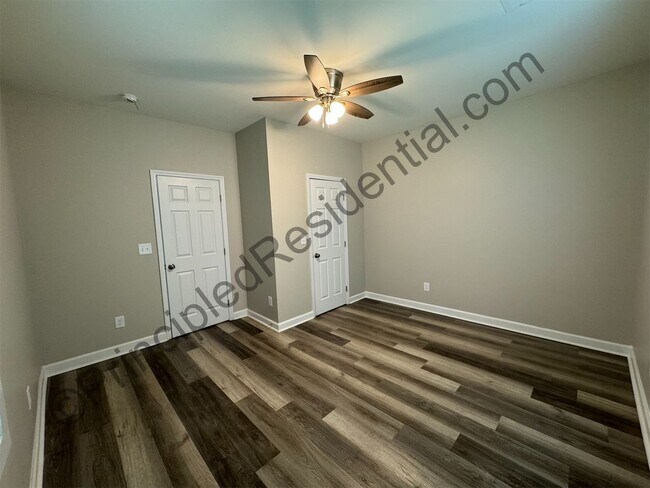 Building Photo - Nice updated home