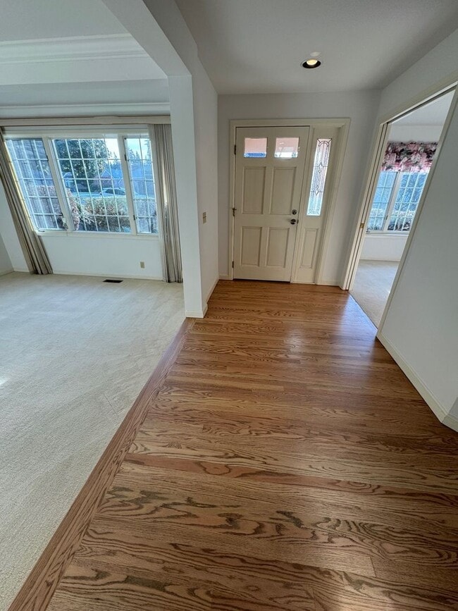 Building Photo - Quiet 4 bed 2.5 bath + Den home in Amherst...