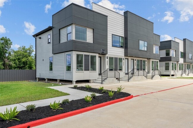 Building Photo - Villas at Mansfield