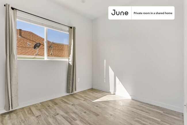 Foto del edificio - Private bedroom in 5 bed/7 bath Home