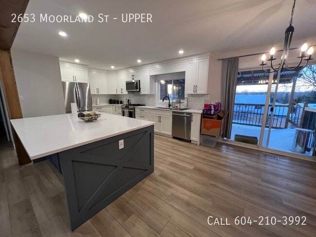 Building Photo - Modern Upper Suite in Central Abbotsford
