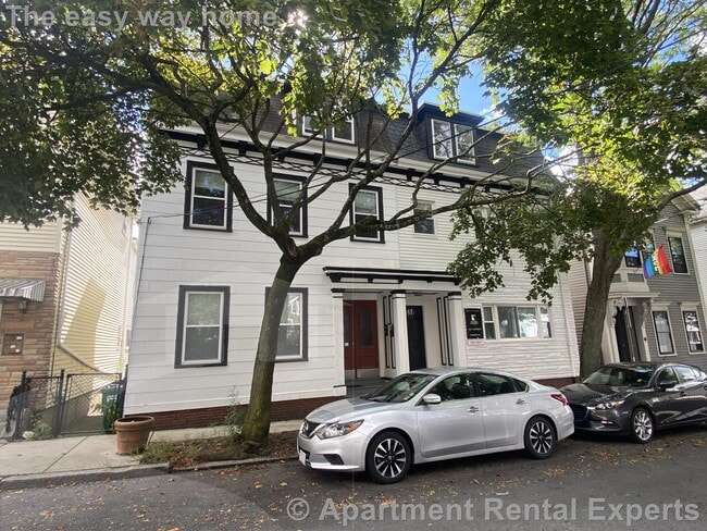 Building Photo - 112 Thorndike St