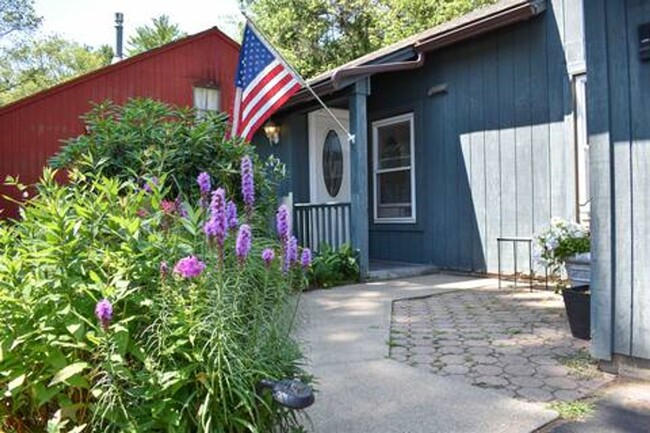 Building Photo - Furnished 3 bed 2 Bath Townhouse! Malta NY