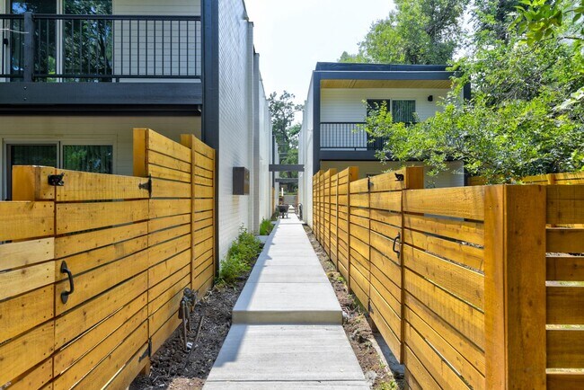 Foto del edificio - 616 Marine St