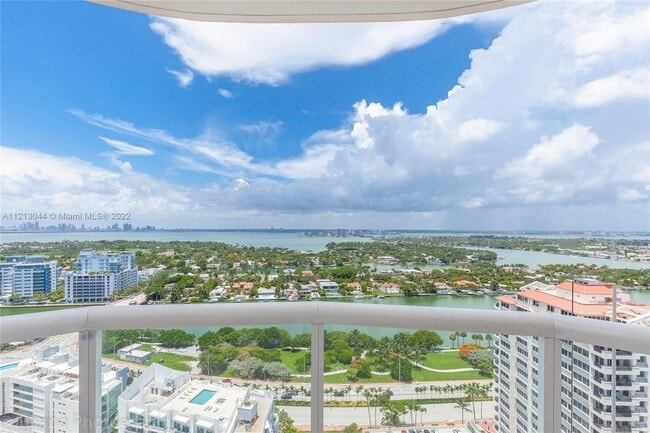 Foto del edificio - 6365 Collins Ave