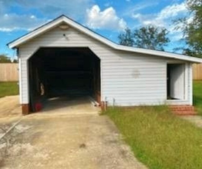 Garage - 802 Ashwood St