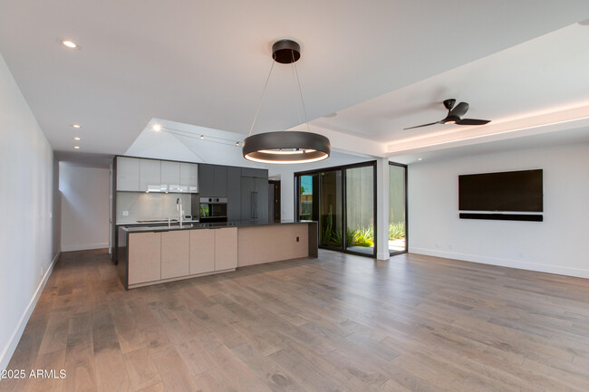 Building Photo - 1325 E Pomelo Grove Ln
