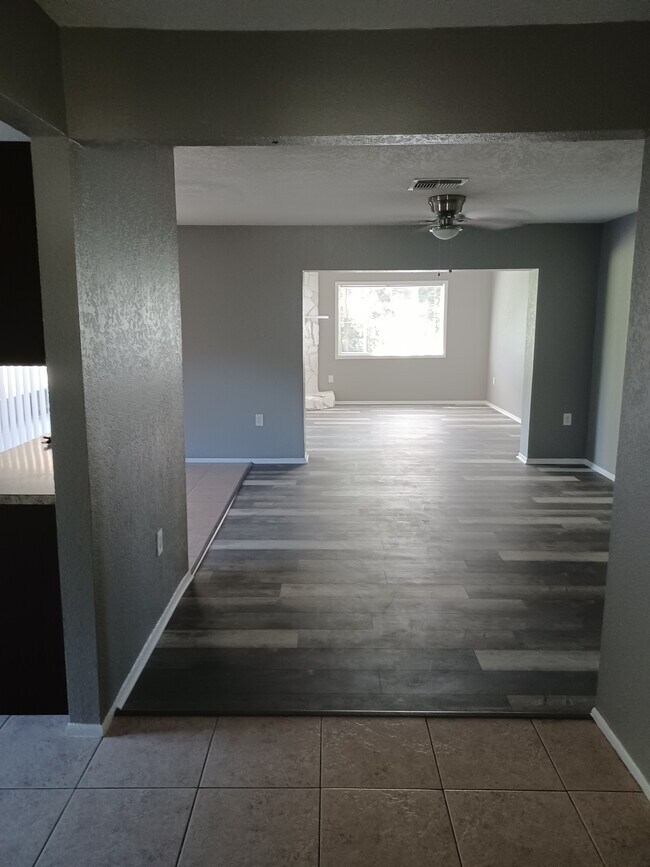 ENTRANCEWAY - 12813 Winding Way