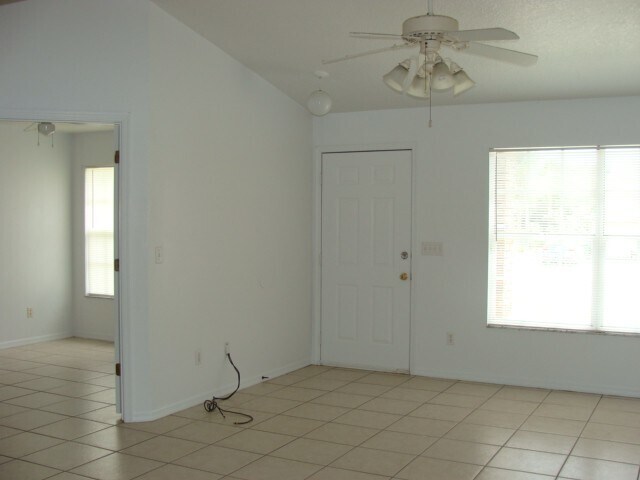 Foto del edificio - 3 Bed/2 bath 2 Car July 1 st  Call Carole ...