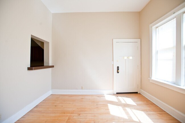 Foto del edificio - Spacious 2BR on Milwaukee’s Lower East Side – $1,395/mo | Heat Included + Free Laundry