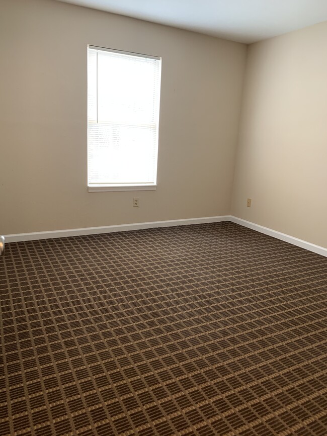 Building Photo - 536 Huron Dr W
