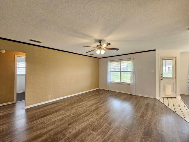 Foto del edificio - AMAZING RENT SPECIAL & MOVE IN READY!