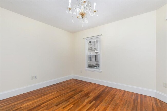 Building Photo - 335 Salem St