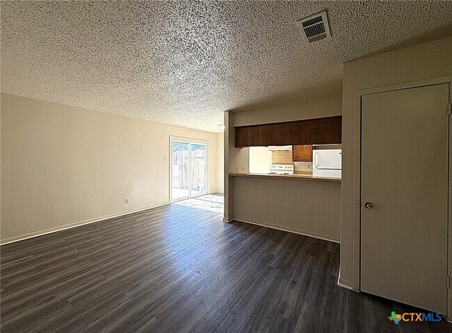 Foto del edificio - 1202 Covey Ln