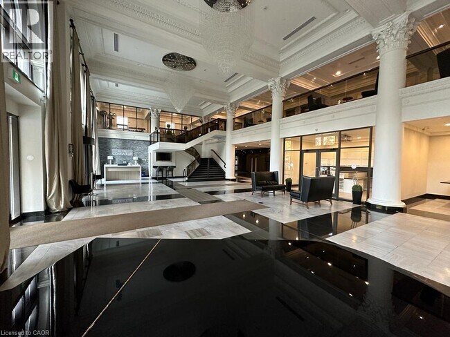 Building Photo - 118 King St E