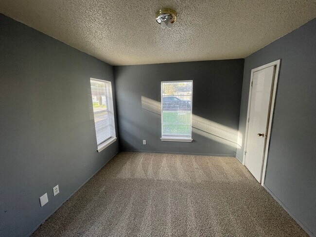 Foto del edificio - 3 bedroom, 1 bath