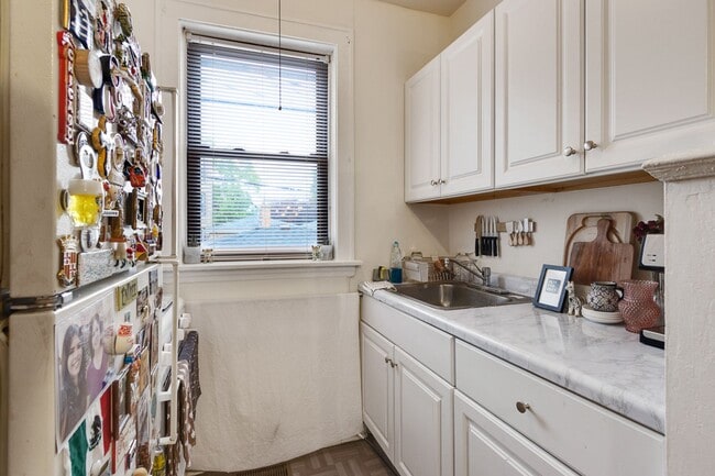 Building Photo - 3620 N Marshfield Ave