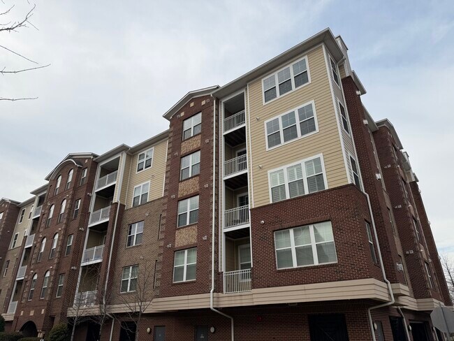 Ático de esquina con ventanas adicionales - 13722 Neil Armstrong Ave