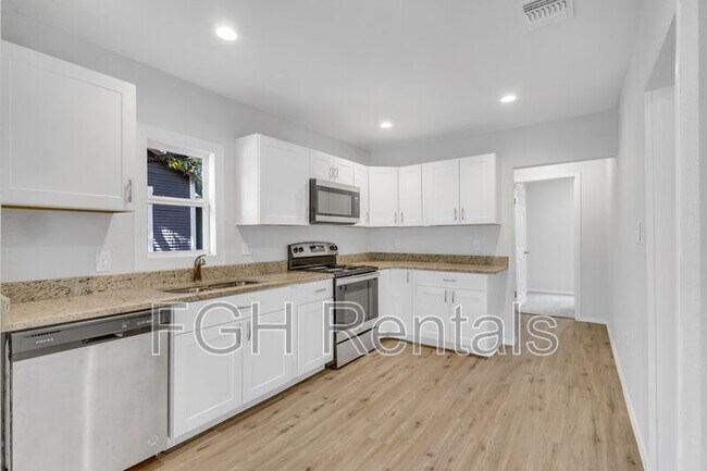 Photo - 915 Canton House