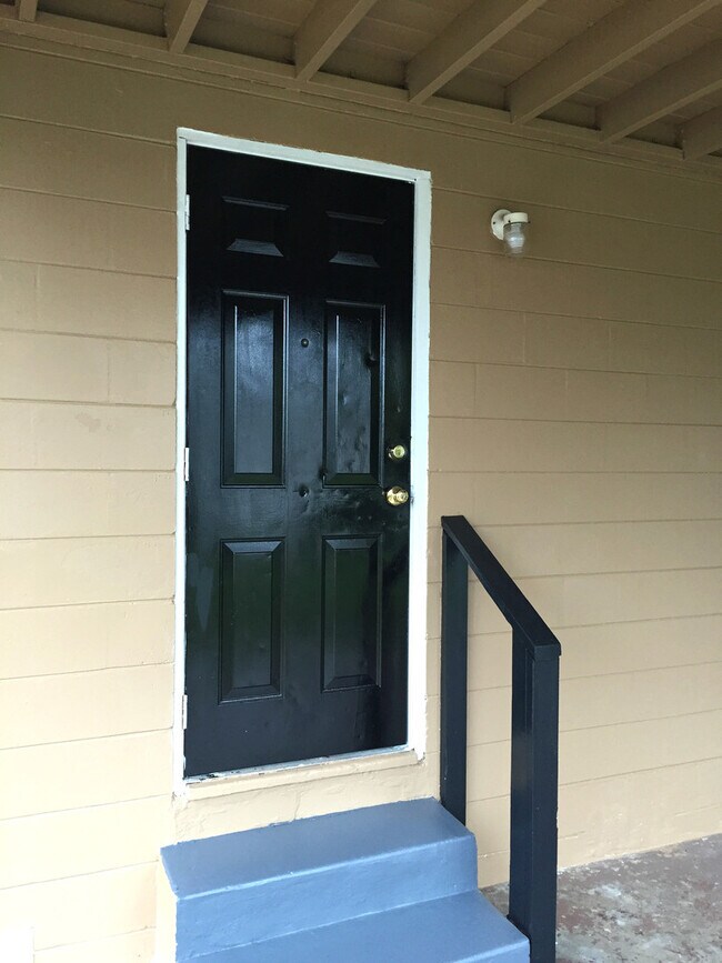 Foto del edificio - Charming Three-Bedroom, One-Bathroom Singl...